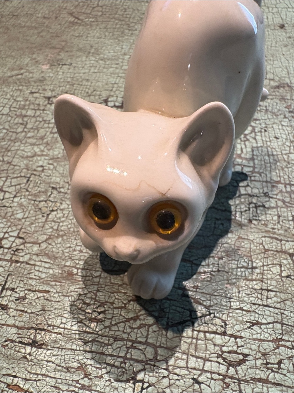 Vintage White Ceramic Cat Figurine Amber Eyes Stretching Arched Back - Picture 4 of 6